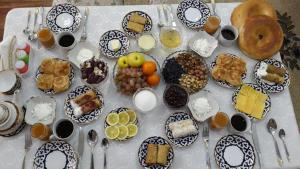 un montón de comida en una mesa con platos de comida en Luxury Guesthouse, en Samarkand