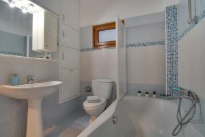 Ένα μπάνιο στο COUNTRY PLACE Apartment with Mountain View +18 φωτογραφίες