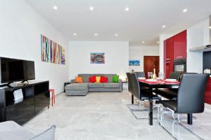 un salon avec une table et un canapé dans l'établissement Maison Roberta San Peter, à Rome