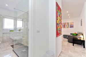 - un salon blanc avec un lavabo et un canapé dans l'établissement Maison Roberta San Peter, à Rome 18 autres photos