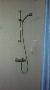 y baño con ducha y manguera. en Transvaali 28 B&B, en Kuressaare