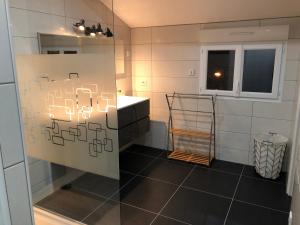 ein Bad mit einem Waschbecken und einem Fenster in der Unterkunft MIDORI in Saint-Rambert-en-Bugey