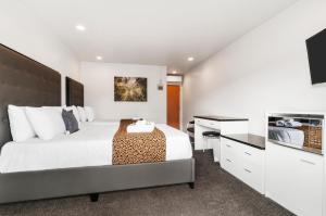 Кровать или кровати в номере Auckland Airport Motel