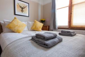 um quarto com uma cama com toalhas em William House em Chester