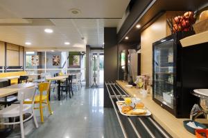 Reštaurácia alebo iné gastronomické zariadenie v ubytovaní B&B HOTEL Lens Noyelles-Godault
