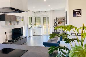 a living room with a couch and a tv at Appartamento Moderno Soverato in Soverato Marina