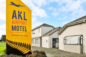 a yellow and white sign on the side of a road at Auckland Airport Motel in Auckland