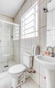 a bathroom with a toilet and a sink at Hotel GMatos Belo Horizonte - Próximo a Rodoviária e Mercados Turísticos in Belo Horizonte