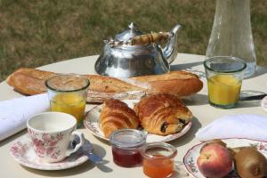 אפשרויות ארוחת הבוקר המוצעות לאורחים ב-Château La Violette