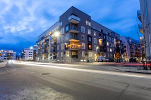 un edificio su una strada cittadina di notte di ApartDirect Linköping Vasastaden a Linköping