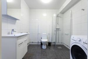 Ett badrum på ApartDirect Linköping Vasastaden