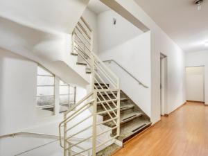 a spiral staircase in a white room with a window at Hotel GMatos Belo Horizonte - Próximo a Rodoviária e Mercados Turísticos in Belo Horizonte