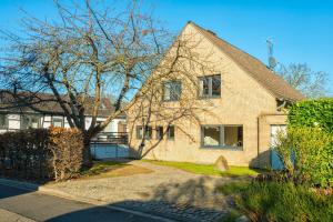 een stenen huis met een boom ervoor bij Das Eifelfels in Kreuzau