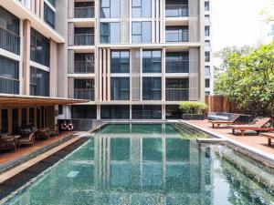 
The swimming pool at or near Arcadia Suites Ploenchit Sukhumvit by Compass Hospitality
