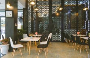 Un restaurante u otro lugar para comer en Bamboo Hotel