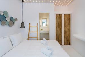 Postel nebo postele na pokoji v ubytování Zefi Hotel & Suites