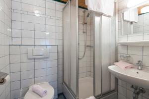 e bagno con servizi igienici, lavandino e doccia. di Salaterhof Embach a Lend