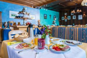 uma mesa com pratos de comida em cima em Salaterhof Embach em Lend