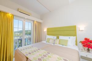 Кровать или кровати в номере Odysseus Hotel