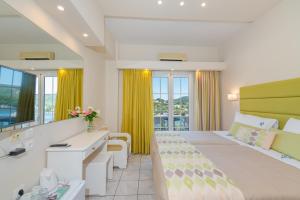 Кровать или кровати в номере Odysseus Hotel