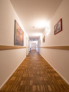 a hallway of an art gallery with paintings on the walls at Pension zum Bergmann in Böhlen