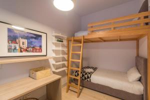 ein kleines Schlafzimmer mit einem Etagenbett und einer Leiter in der Unterkunft LovelyStay - 3 Bedroom Downtown Wonderwall in Lissabon