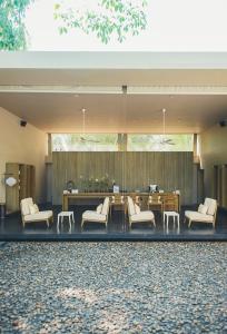 Posezení v ubytování SALA Phuket Mai Khao Beach Resort