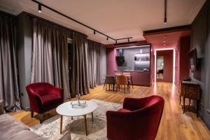 - un salon avec un canapé, des chaises et une table dans l'établissement Mondial Hotel, à Tirana