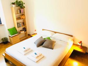 1 dormitorio con 1 cama con 2 toallas en Easy flat, en Trento