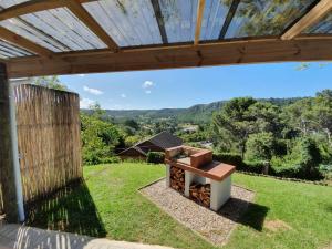 una barbacoa en un patio con techo de madera en Valley View, en Plettenberg Bay 9 fotos más