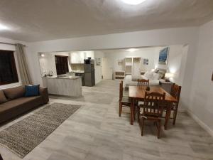 Una sala de estar con una mesa y un comedor. en Valley View, en Plettenberg Bay