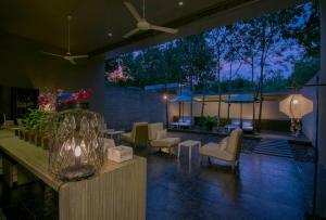 Posezení v ubytování SALA Phuket Mai Khao Beach Resort