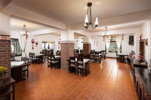 En restaurant eller et andet spisested på Vila Hora cu Brazi