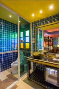 ein Badezimmer mit Toilette und Waschbecken in der Unterkunft Changpuak Boutique House in Chiang Mai