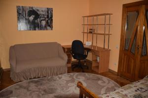 een slaapkamer met een bureau, een stoel en een bureau bij Apartment Orgelsaal in Tsjernivsi