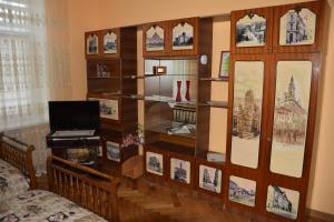una habitación con una estantería con un ordenador portátil. en Apartment Orgelsaal en Chernivtsi
