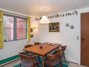 uma sala de jantar com uma mesa de madeira e cadeiras em 4 person holiday home in Fan em Fanø