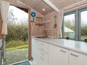uma cozinha com um lavatório e uma janela em 4 person holiday home in Fan em Fanø