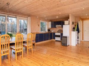 cocina y comedor con mesa y sillas en 8 person holiday home in Frederiksv rk en Frederiksværk