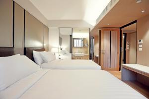 เตียงในห้องที่ Arcadia Suites Bangkok