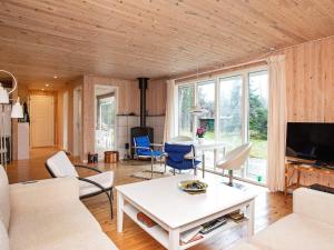 sala de estar con mesa blanca y sillas en 8 person holiday home in Frederiksv rk en Frederiksværk