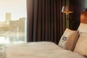 Postel nebo postele na pokoji v ubytování Holiday Inn - the niu, Fender Amsterdam