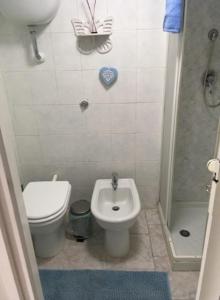 La petite salle de bains est pourvue de toilettes et d'un bidet. dans l'établissement CASA VACANZE OCCHI BLU (BEB), à Molfetta