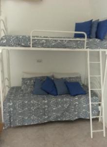 - une chambre avec 2 lits superposés et des oreillers bleus dans l'établissement CASA VACANZE OCCHI BLU (BEB), à Molfetta