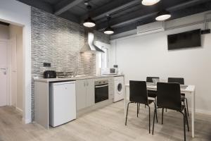 Kuchyň nebo kuchyňský kout v ubytování Stay U-nique Apartments Llobregat