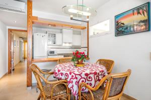 Kuchyň nebo kuchyňský kout v ubytování Apartamento playa de los pinos