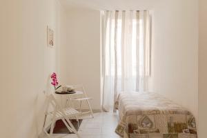 A bed or beds in a room at Al Colosseo 8