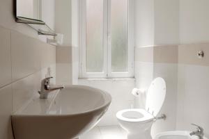 A bathroom at Al Colosseo 8