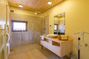 Koupelna v ubytování Haus Erika + 30 fotografií