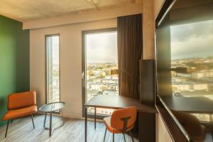 Posezení v ubytování Holiday Inn - the niu, Fender Amsterdam